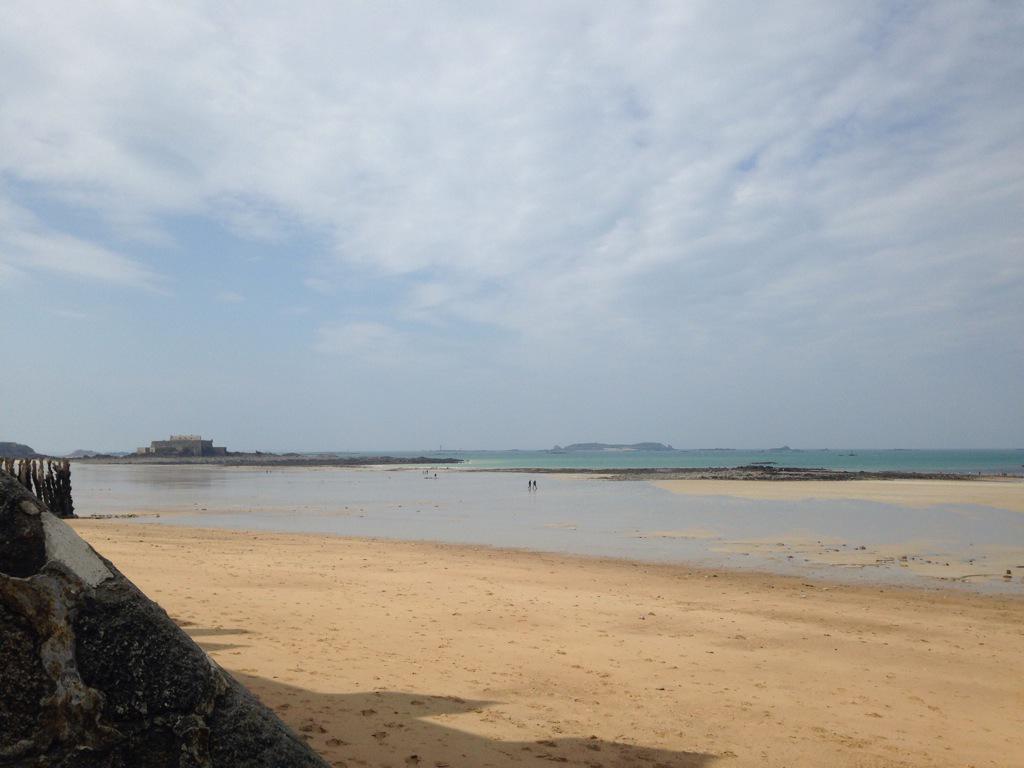 iciarmorique's tweet photo. Saint-Malo, paradis des pêcheurs à pied. #grandesmarées #bassemer #106 http://t.co/jNKw3iHdem