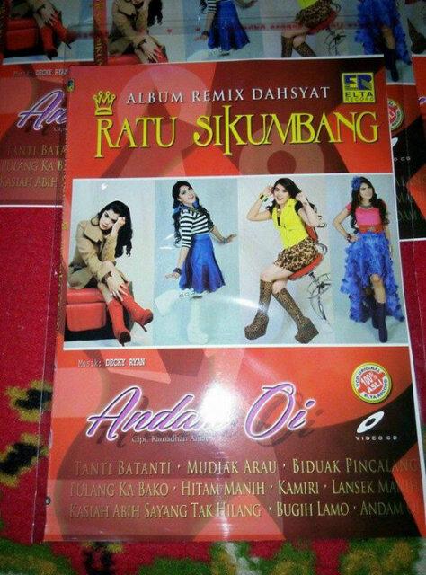 pariaman_queen's tweet photo. @Queenlovers_PKU @QueenLoversPdg @QueenLovers_PYK @Queenlovers_Bkt #New album @Queenofbeee http://t.co/4E07AvtEk7