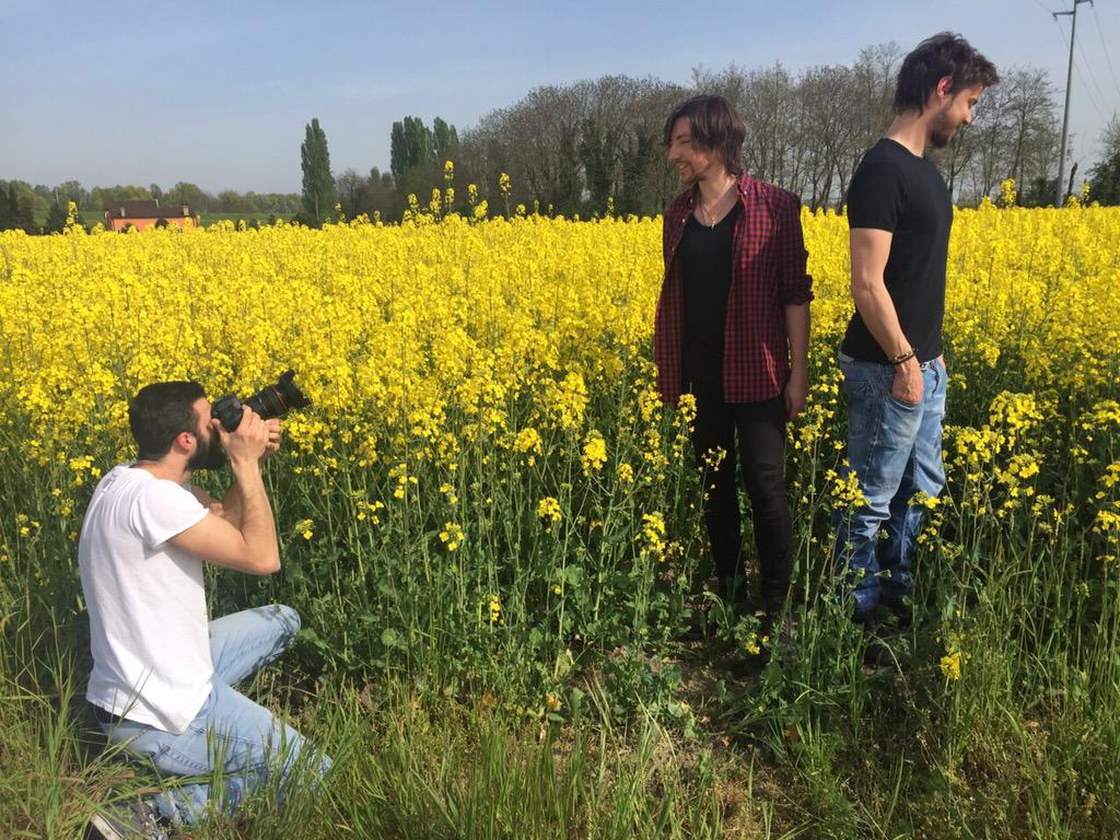 sonohraofficial's tweet photo. Ebbene sí: stavamo proprio facendo il nuovo servizio fotografico per cd e cofanetto #IlViaggioTourLive2015 http://t.co/rA3M4Vu2cM