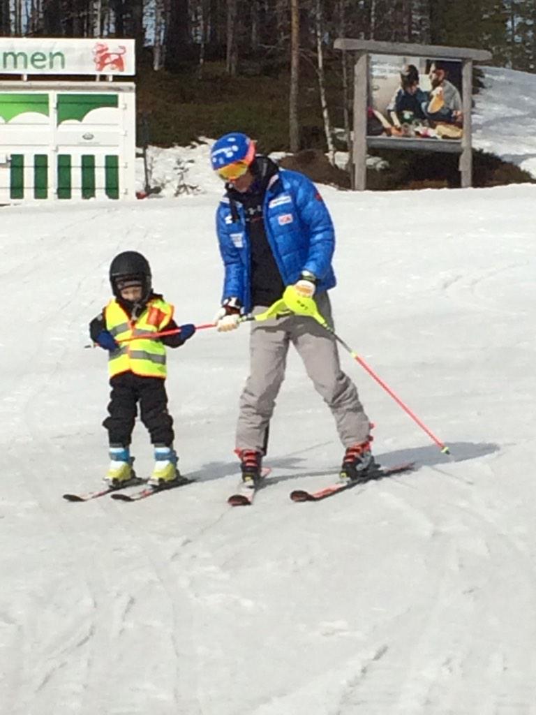 ulliskw's tweet photo. Markus Larsson åker skidor med en av de yngsta små åkarna @mcdse  #litevälstoltsponsor #familjehelgisalen http://t.co/l1qq99gMFt