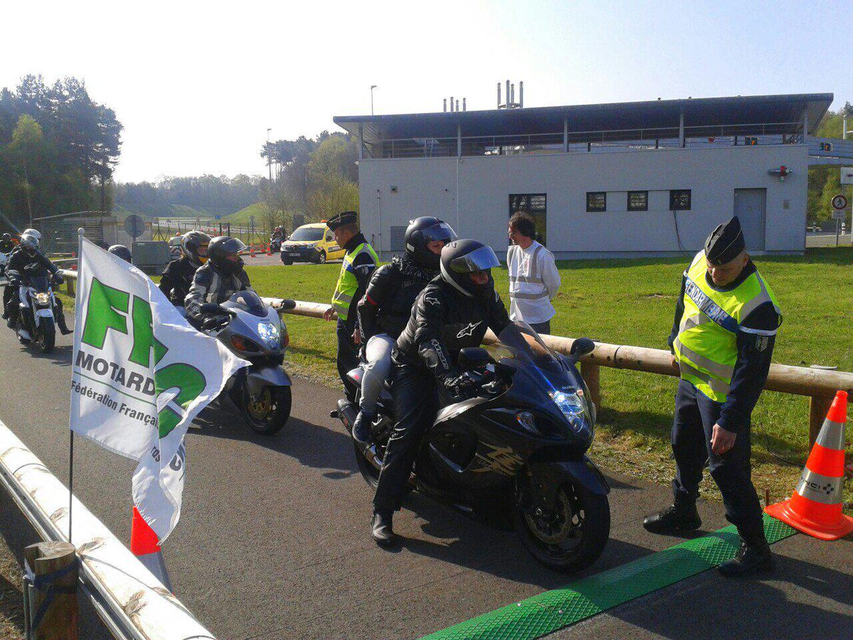 sarthemagfr's tweet photo. En direct du péage d'Auvours @VINCIAutoroutes. Contrôles @Gendarmerie sous l'œil de la #FFMC72 (@ffmcnat). #24Hmotos http://t.co/Ed9wUZkdH7