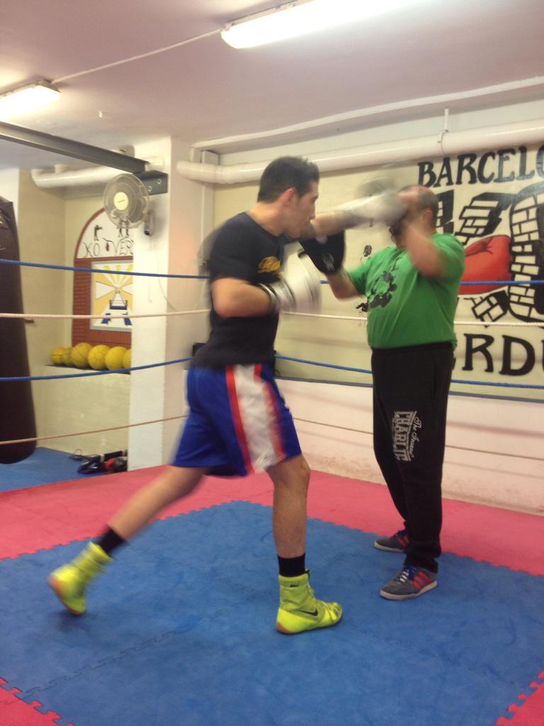 mcampg's tweet photo. Sandor Martín a punt per l'europeu @papara_bar @BCN_esports @Bcn_NouBarris #KOVerdun #boxaBarcelona @sandormartin http://t.co/QDPPwQT9mp