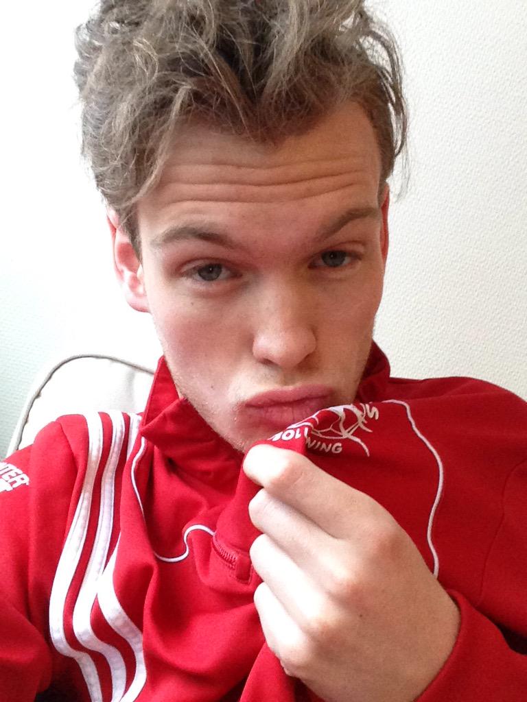 Emilpalmgren13's tweet photo. Är troligen det enda i Lund som taggar inför en rödsvart vinst idag! STORT LYCKA TILL i seriepremiären@TranasFF ❤️⚫️🔴 http://t.co/pwZtEa7QJP