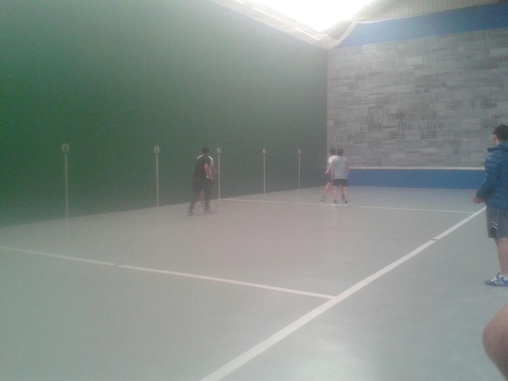 HuPilotakadaz2's tweet photo. Lehen ronda bukatu da frontoi txikia! #PilotakadazEtxera http://t.co/P7RGU1SYYs