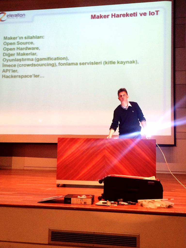 ceylanparlakay's tweet photo. Tr'nin ilk #InternetofThings fuarı #iotlinefair'de @muharremtac ve Maker Hareketi #buguniotline #nesnelerininterneti http://t.co/c5a0hWgD0y