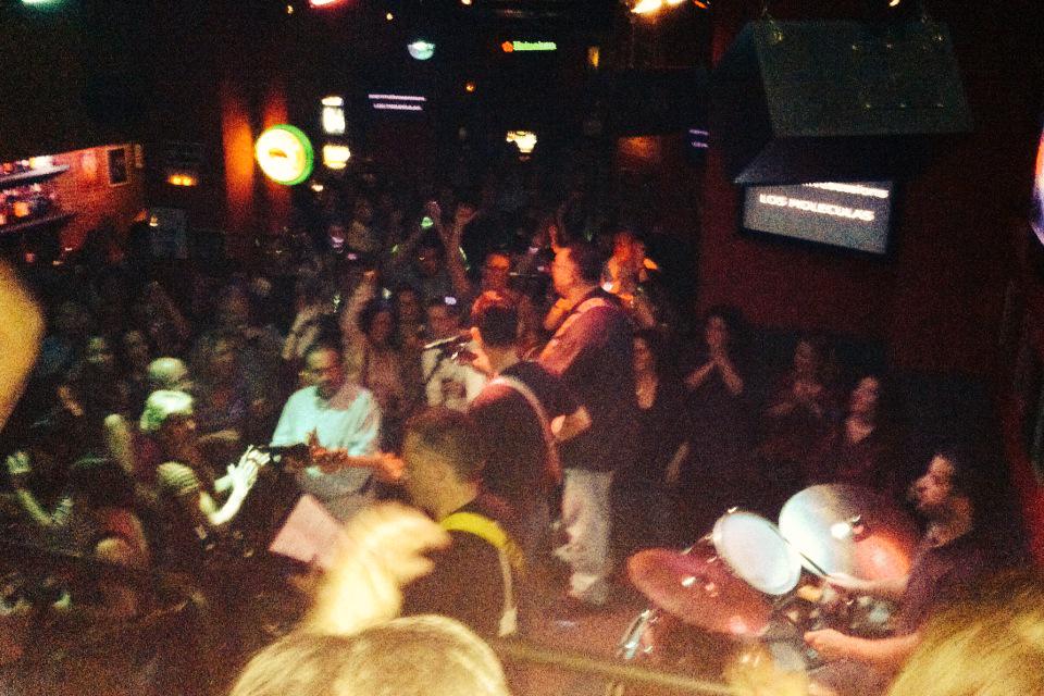 popandrollbar's tweet photo. Imágenes #concierto Ñ d @losmoleculas ayer. Espectacular la gente y los temazos. Y hoy @LosGeiperman cover @HombresG http://t.co/AbCruQu9tK