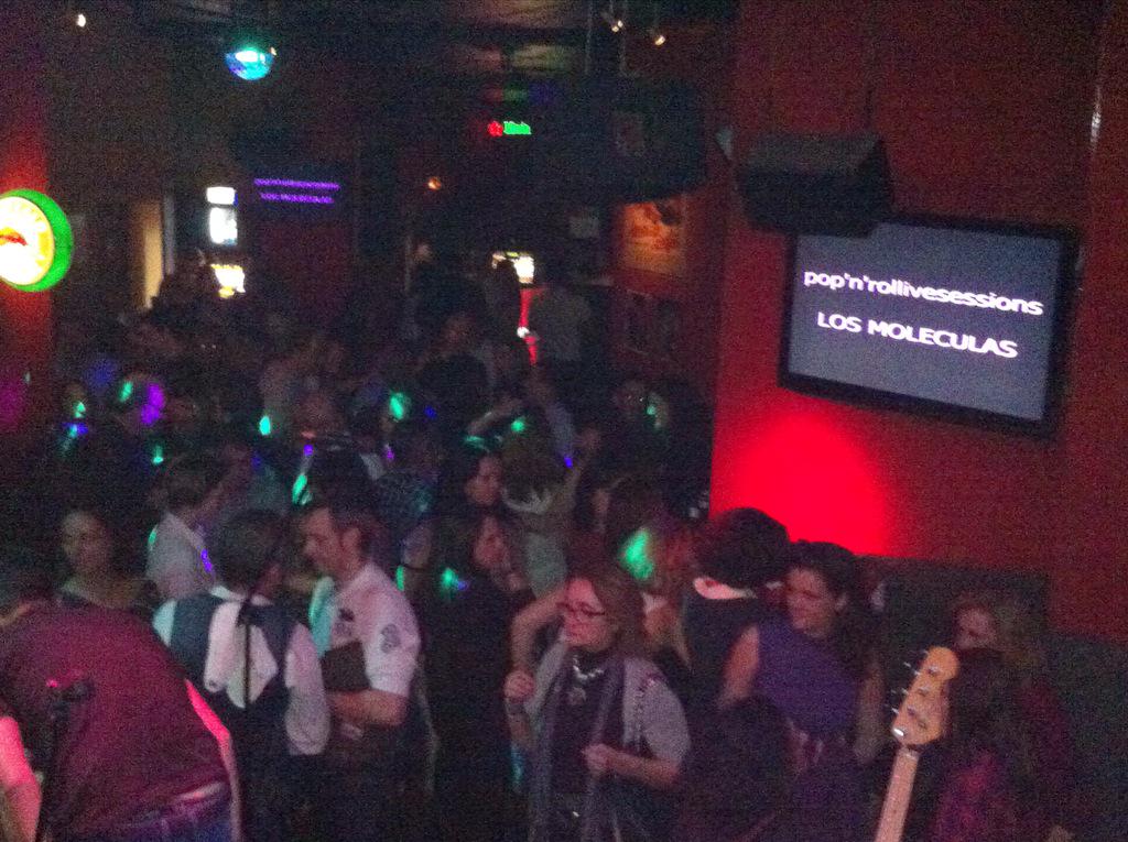 popandrollbar's tweet photo. Imágenes #concierto Ñ d @losmoleculas ayer. Espectacular la gente y los temazos. Y hoy @LosGeiperman cover @HombresG http://t.co/AbCruQu9tK