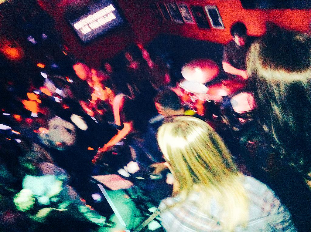popandrollbar's tweet photo. Imágenes #concierto Ñ d @losmoleculas ayer. Espectacular la gente y los temazos. Y hoy @LosGeiperman cover @HombresG http://t.co/AbCruQu9tK