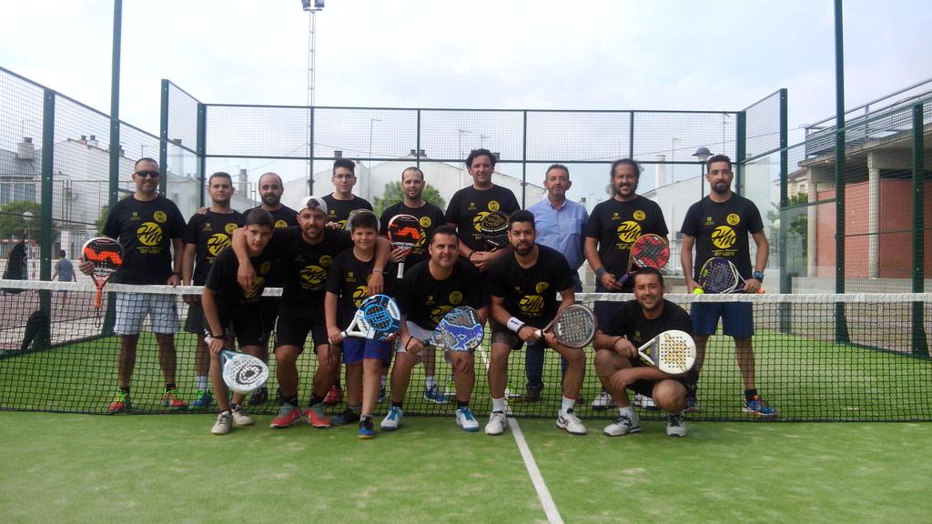 PadelAbad's tweet photo. Foto de unos pocos socios,faltan unos pocos jejeje http://t.co/G0tbu6IYvv