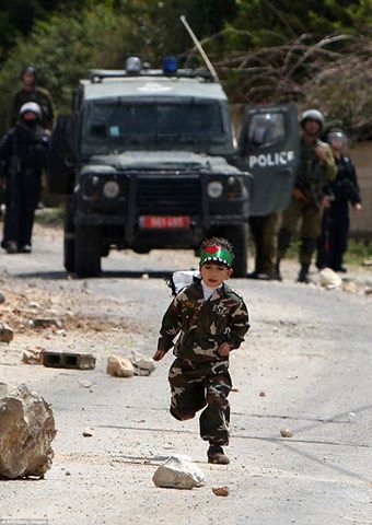 Palestine_ar's tweet photo. طفل فلسطيني يقاوم قوات الاحتلال الإسرائيلي بالحجارة في  #يوم_الأسير_الفلسطيني http://t.co/jWPcY1z3bM