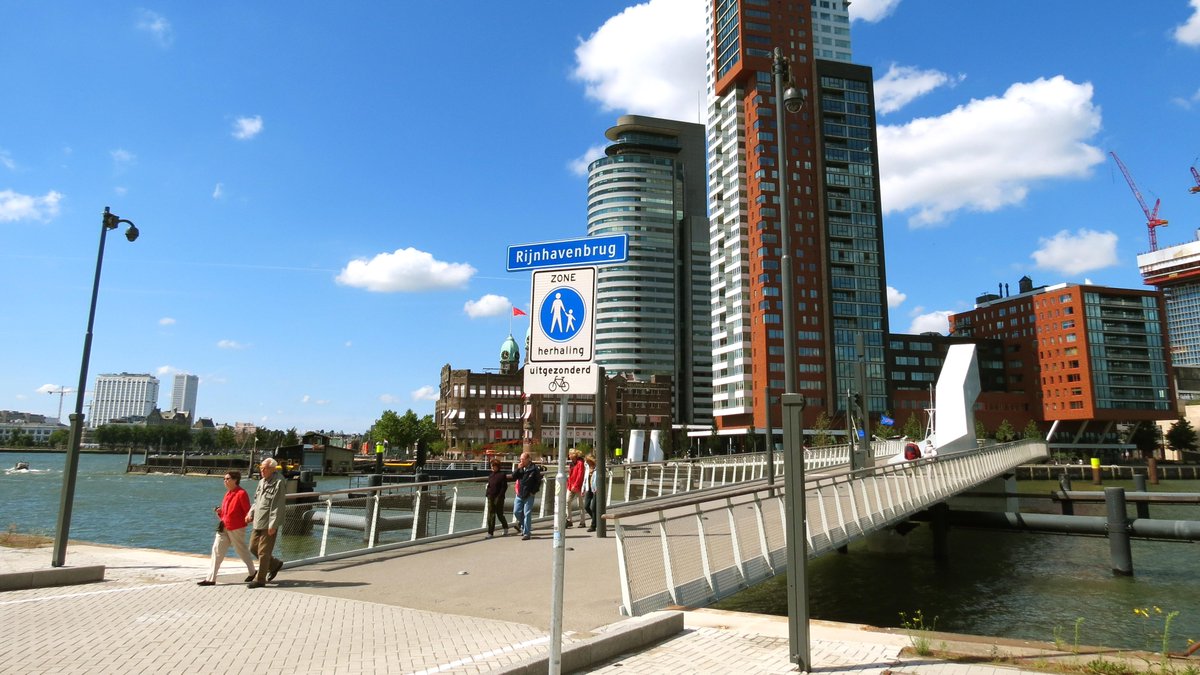 EasyGoing010's tweet image. Discover the city on foot with our Rotterdam city walking routes. Download for free bit.ly/1qfCGYj
