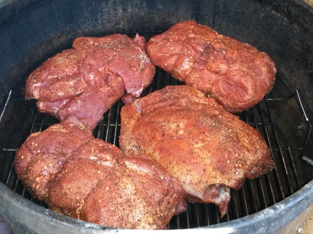 Nog 16 uurtjes wachten en dan gaan deze schouders naar <a href="/BrasserieNo14/">Brasserie No.14</a> #pulledpork #insanelytender #simmer2015 #Lemmer