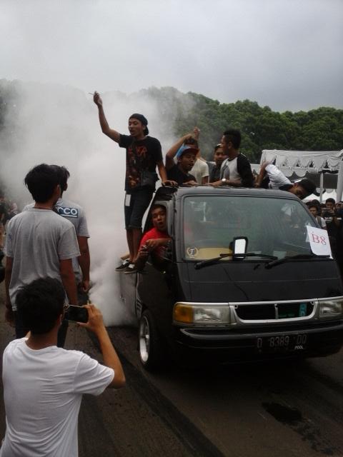 creatfest2015's tweet photo. Dan peserta terakhir burning out dari RJM Project berhasil menembus angka 3 menit 33 detik!!!!! http://t.co/e1sTqbM64d