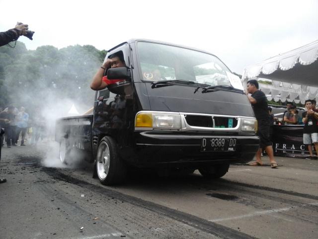 creatfest2015's tweet photo. Dan peserta terakhir burning out dari RJM Project berhasil menembus angka 3 menit 33 detik!!!!! http://t.co/e1sTqbM64d