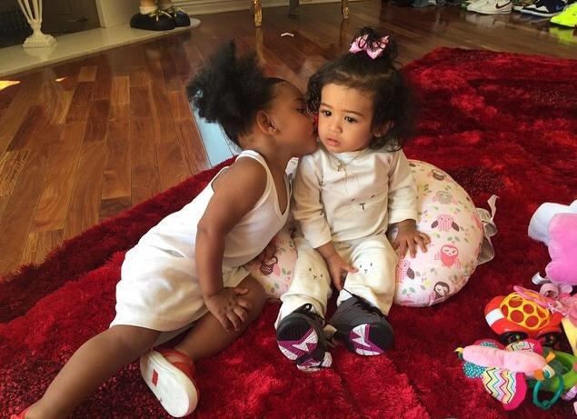 _cbspain's tweet image. PRECIOSAS IMÁGENES de la hija de Chris Brown 'Royalty', y la hija de su amiga, 'Dayci'.
