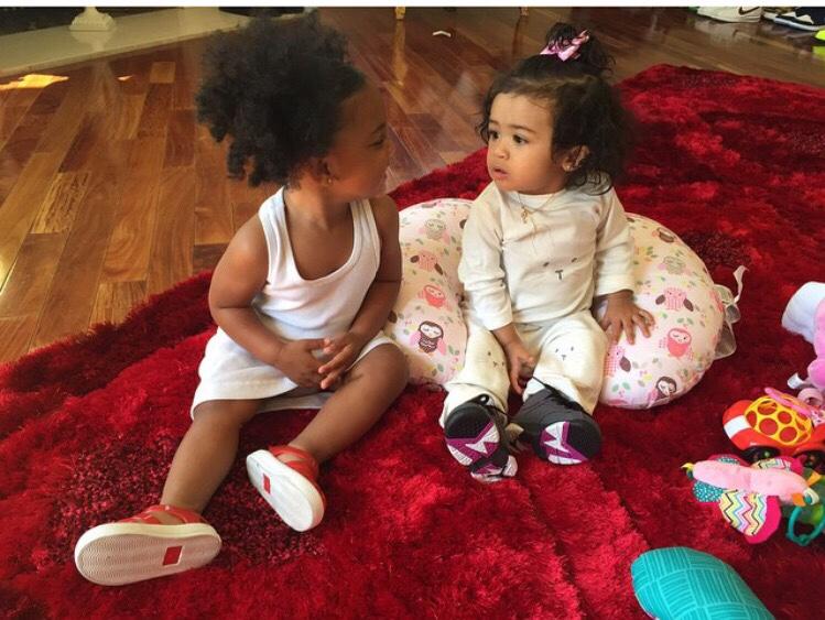 _cbspain's tweet image. PRECIOSAS IMÁGENES de la hija de Chris Brown 'Royalty', y la hija de su amiga, 'Dayci'.