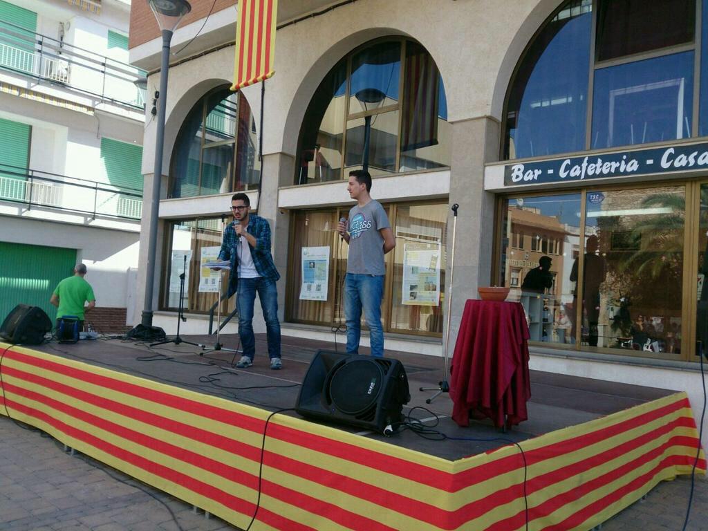 formula_comica's tweet photo. Avui, en Rubén i Guillem, presenten el #correllengua de #Cunit http://t.co/UCT6wHCv0s