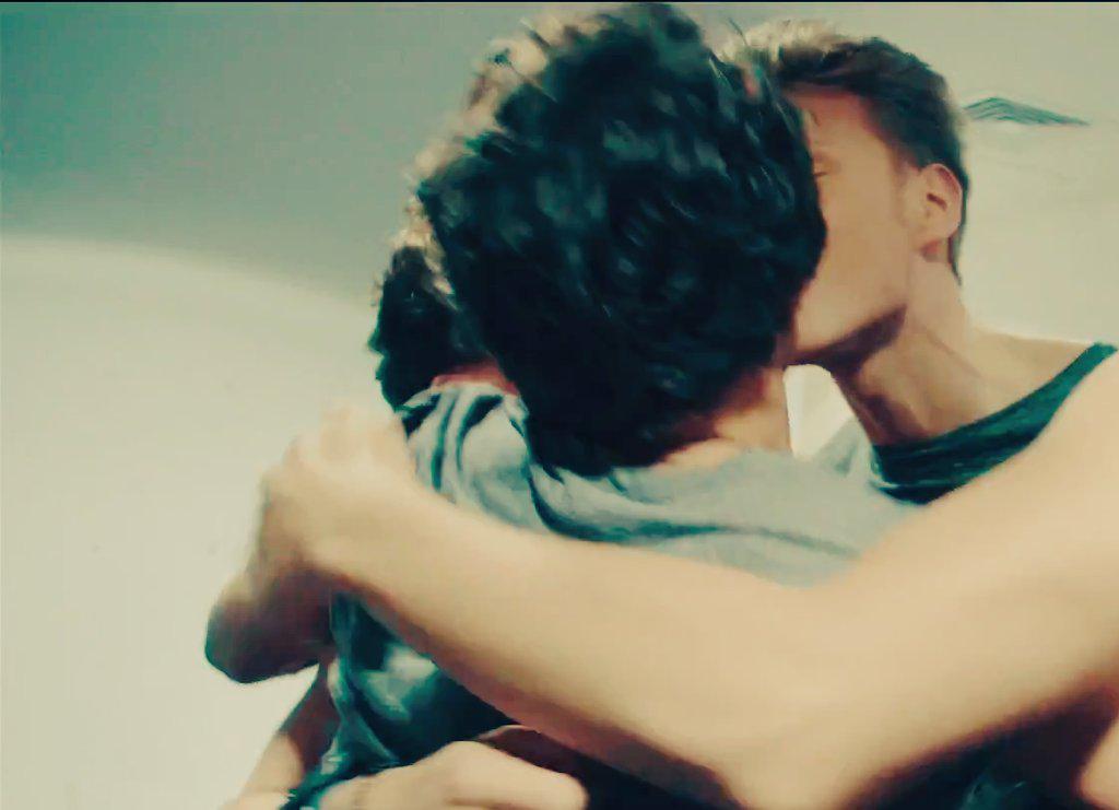 Aomost_p's tweet photo. มุมดีน้อวววว 😳💋
#Tradley KISS before start the show💕
Awww 😝 #ItLooksLike eiei 🙈😆
#นี่คือเดอะแวมป์ http://t.co/o6BrqaXtXf