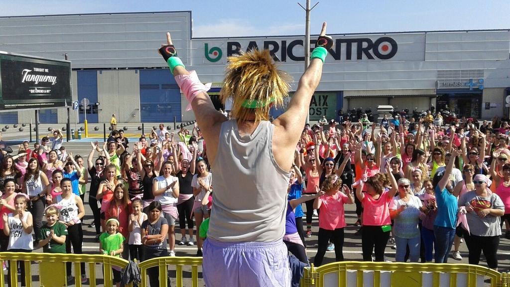 Mujeres_Live's tweet photo. Un dia súper para una sesión de #zumba en @ccbaricentro con #MujeresLuchadoras i @casaametller. 
#MujeresLive http://t.co/IyyNrmFPpO