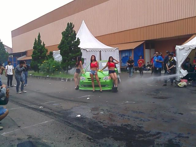 creatfest2015's tweet photo. Ya tweet sebelum ini adalah persiapan dari Lady Car Wash!!!! #CreatfestXAutomodfest http://t.co/f4tRfS9le4