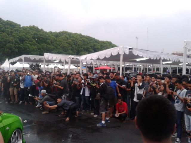 dJatinangornews's tweet photo. Ramai dan heboh yang nonton acara car wash di @creatfest2015 http://t.co/Sgkuk8QZdA