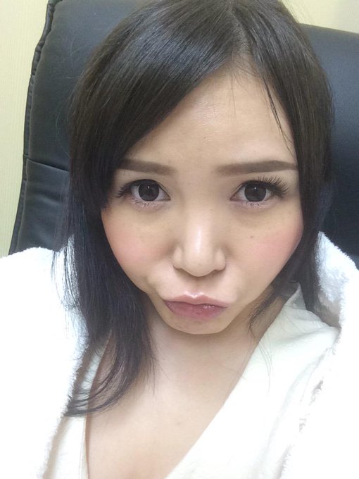 アヒル口ってどうやるの？(&acute;･&omega;･`) ｼｮﾎﾞｰﾝ 撮影会中ー！ ついでにDMMのオークションやってました！ http://t.co/7upoknHFbz