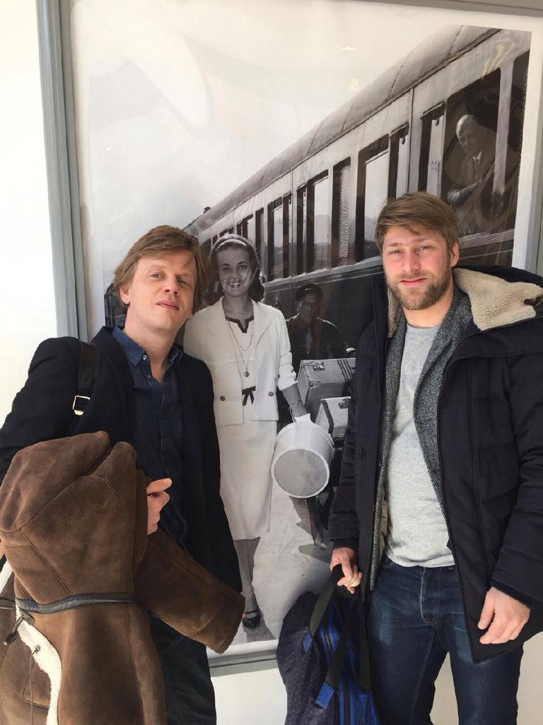 ClaireDutronc's tweet photo. La photo coup de cœur d Alex Lutz, lui avec son ami #TomDingler devant 1 portrait de Jeanne Moreau #LeTalentDeMesAmis http://t.co/qF0UNu7qAI