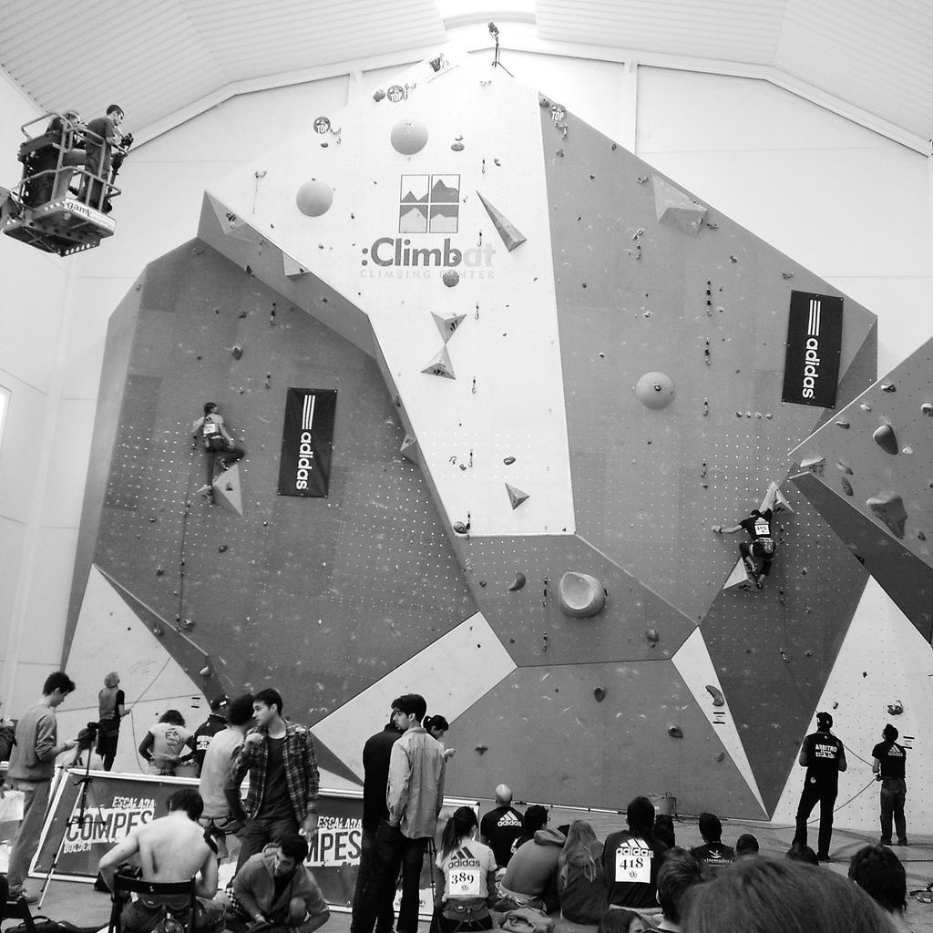 metatarsalia's tweet photo. #copadeespañadeescalada en @ClimbatGrinyon, mucho ambiente abajo y arriba, en las vías de @patxiusobiaga http://t.co/R82dcaJjgT