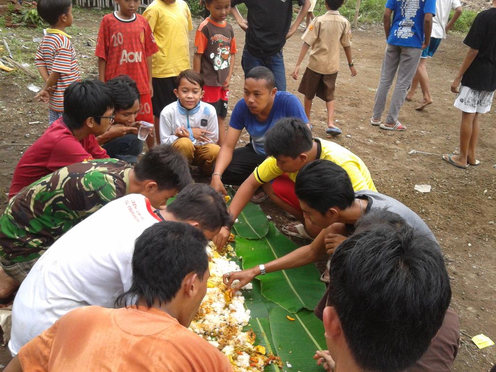 tarka06cbk's tweet photo. Abis beres", kita makan".... @D_Sopyana @ridwankamil @infobdg @kartaBDG http://t.co/YhHz5Jg6Op