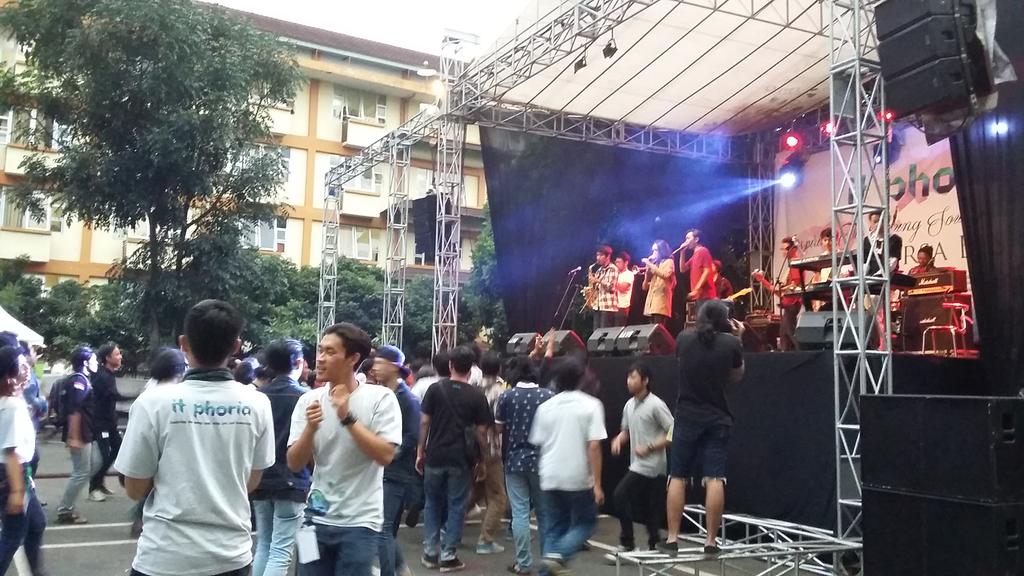 ITPhoria's tweet photo. CASSKABLANSKA on stage guys😉😉 http://t.co/xwhpuGc9eg