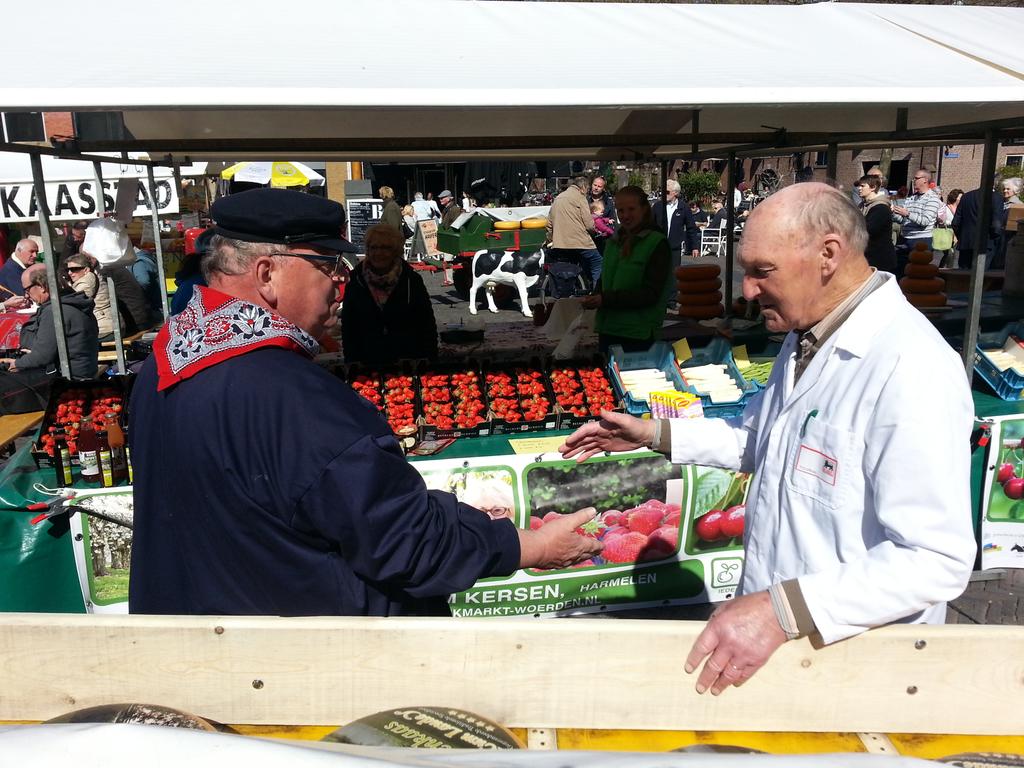 APPCulinair's tweet photo. #kaasmarkt #Woerden de handel wordt alweer dedreven. #boerenkaas http://t.co/RqppMT8FpG
