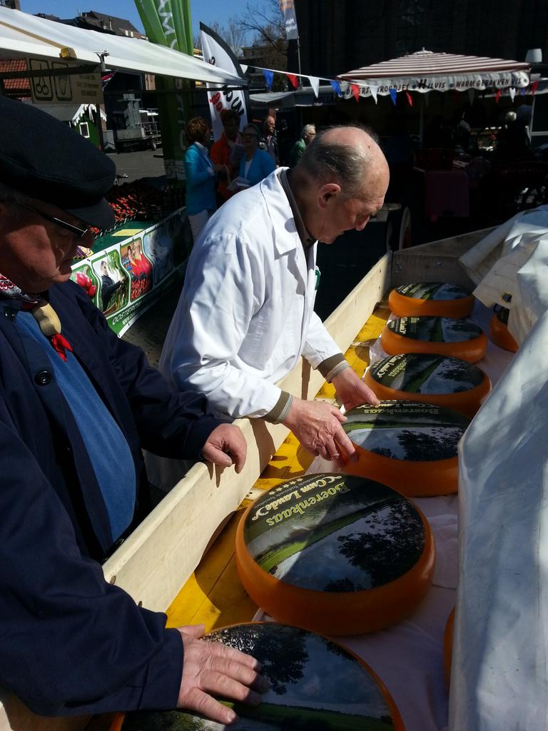 APPCulinair's tweet photo. #kaasmarkt #Woerden de handel wordt alweer dedreven. #boerenkaas http://t.co/RqppMT8FpG