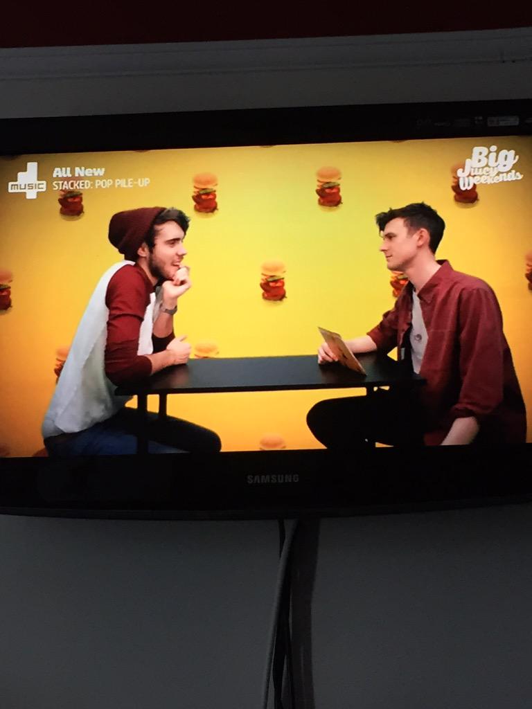 AFatmanOnIce's tweet photo. @PointlessBlog just chilling and see this in my TV ☺️ http://t.co/2EA1wrjzEU