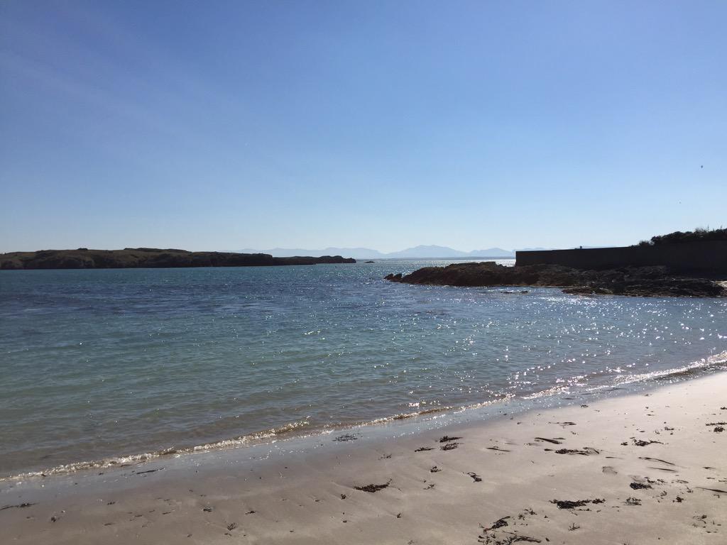 _Diamond_sarah's tweet photo. Gorgeous on the beach today #Anglesey #Snowdonia http://t.co/npS605UGmE