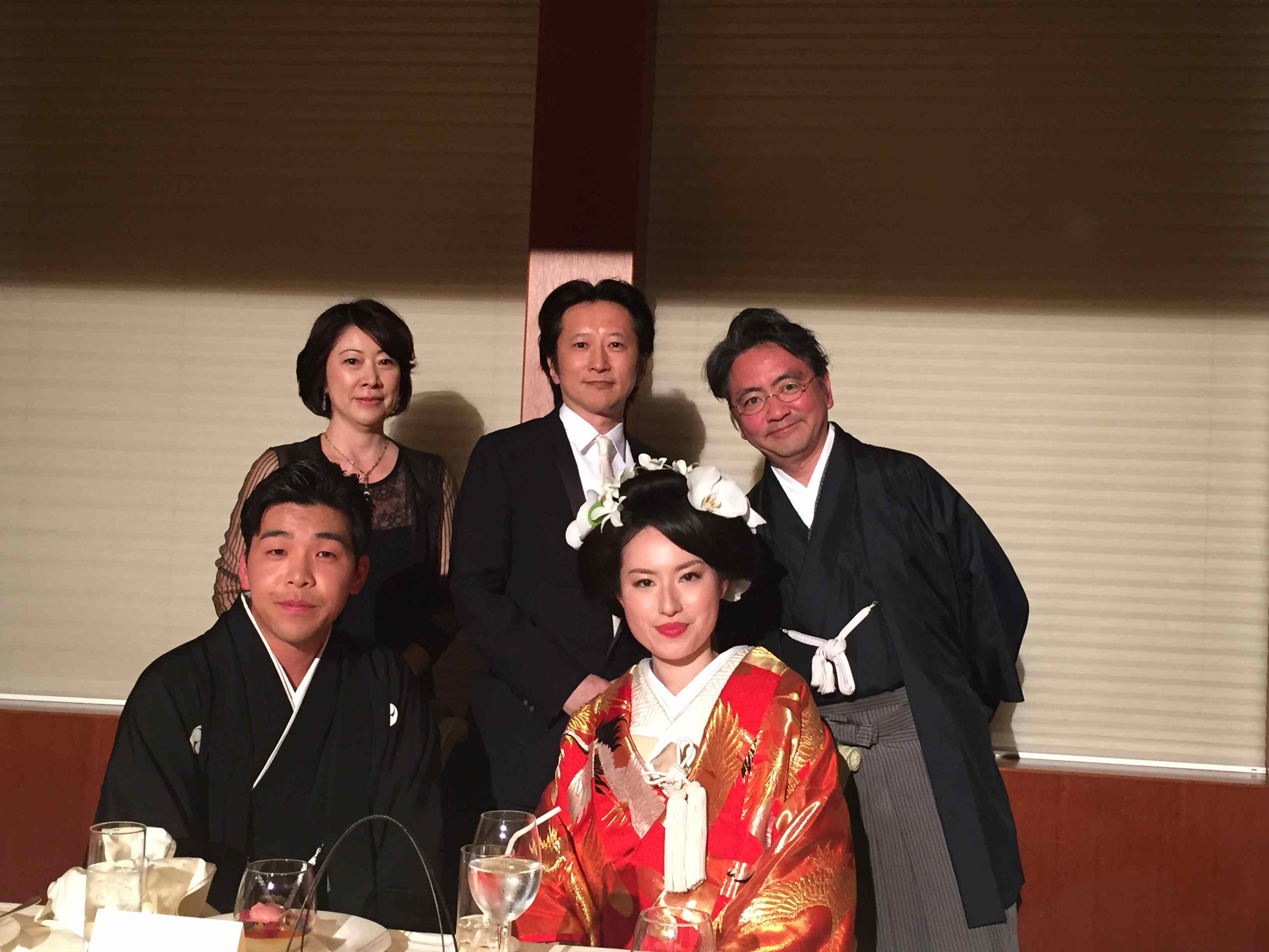 中村伊知哉 本日 ぼくのゼミ出身 芽衣ちゃんが 高野フルーツパーラーの御曹司に嫁ぎました 新郎新婦 ジョジョ荒木飛呂彦先生と Http T Co Dri5ic93js Twitter