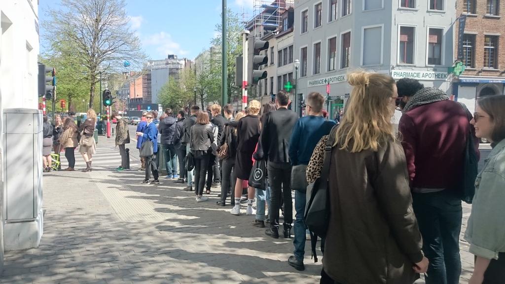 La file devant <a href="/Margiela/">Maison Margiela</a> #ventedestock #mode #belgique <a href="/bxlblog/">bxlblog</a>