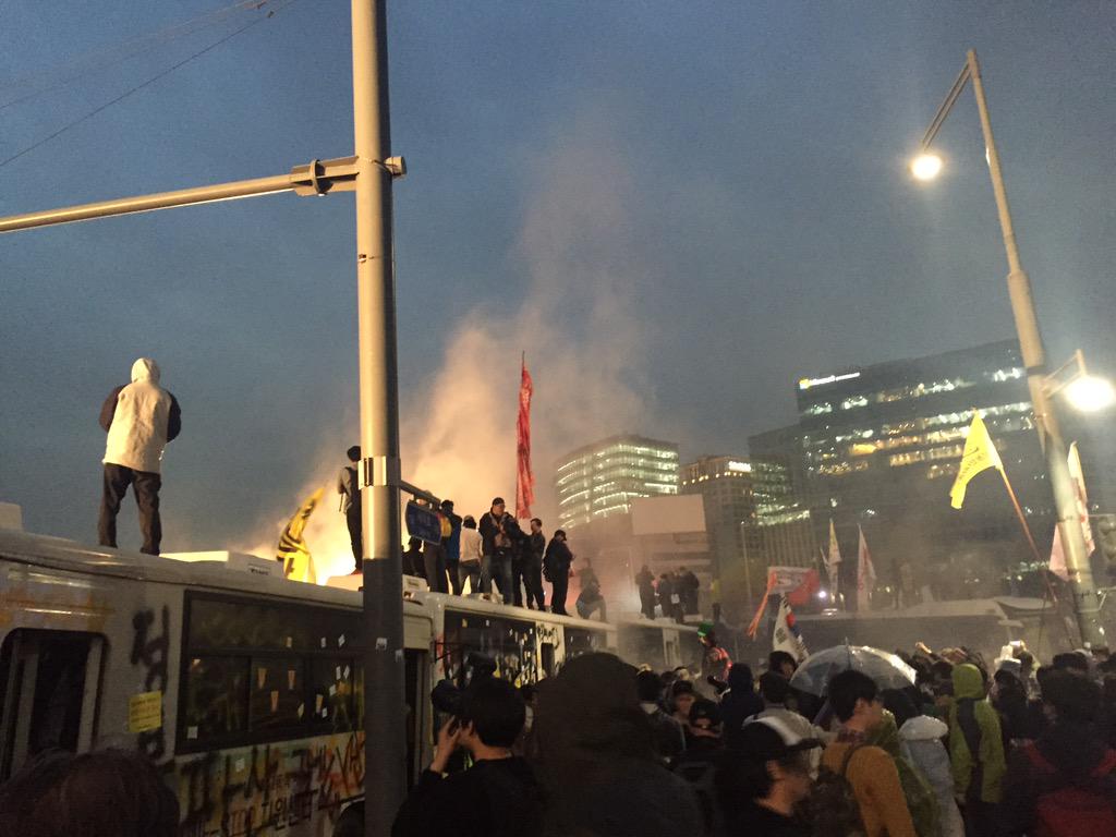 #세월호 유족들은 경복궁앞 광화문에서 또다시 농성에 들어갔습니다.경찰차벽을 뚫고 나온 집회참가자들에게 경찰은 물대포와 최루가스를 살포하고 있습니다.혐의가 입증되지않은 다수에게 최루가스를 살포하는것은 위법입니다