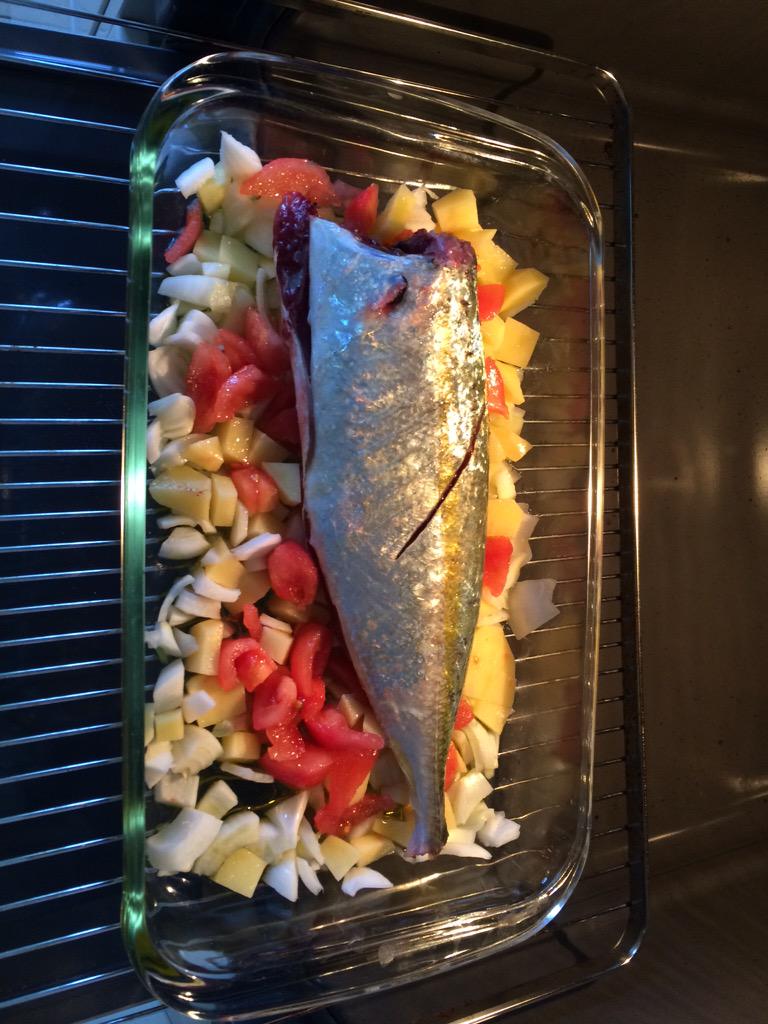 franortega6's tweet photo. De lo que se pesca por la mañana, hay que comer al mediodía! Vente @manoloOB que también he echado para ti!! 😜 http://t.co/z7tv57IxhG