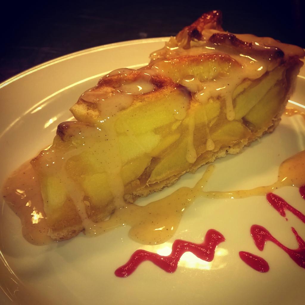 QuiChefM's tweet photo. @bhamfoodguide @brumfoodsecrect @outinbrum the humble apple pie 🍰 🍏 🍎😊 http://t.co/qIoBlS4g13