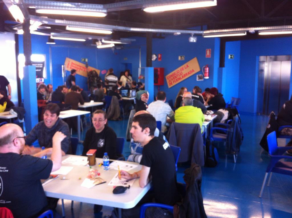 Espacio_LaPlaza's tweet photo. A tope la participación en los juegos de rol del #FFFIII http://t.co/l582RntNFF