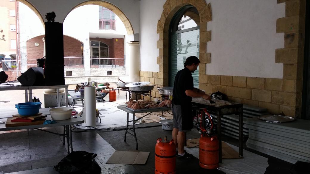 Hemen ditugu gure sukaldari paregabeak bazkari goxo-goxoa prestatzen. Animatu ta tripa bete! #pilotakadazEtxera