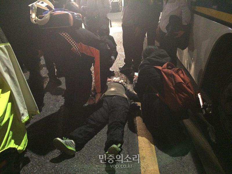 newsvop's tweet photo. 경찰이 캡사이신을 계속 쏘면서 시민들을 대거 연행 중입니다. 경찰과 시민들 간 물리적 충돌이 빚어지면서 쓰러지는 시민들도 나오고 있습니다. http://t.co/4st7Bn2uvN http://t.co/6MeWaYPpo1