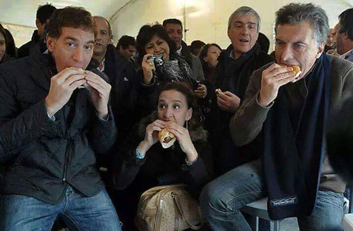 poetaros50's tweet photo. Como llamaran a estos Choripaneros los gorilas en sus portadas?
Funcionarios macristas dgustando manjares de NegrosK? http://t.co/1EaNVBRocK