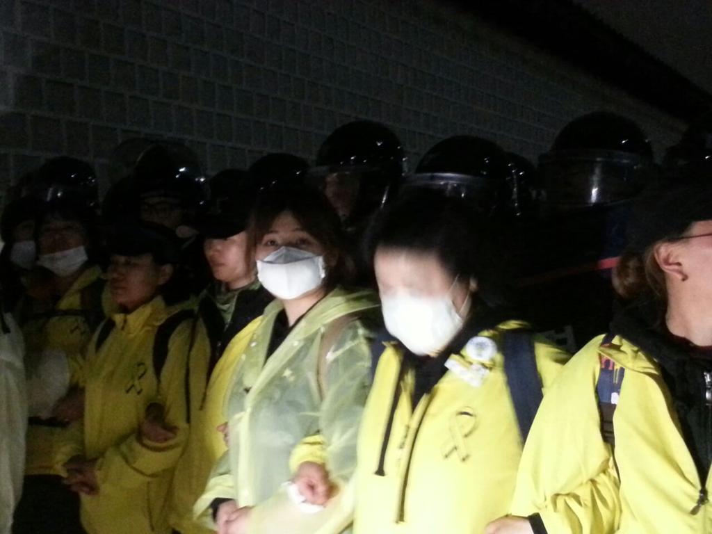 leesanghoC's tweet photo. 812

유가족 3,40명과 시민 1백여명 청와대 방면 이동중 폭압적 진압. 홍보수석, 비서실장 이례적으로 박통 수행않고 청와대 지키고 있음. 현재 유가족중 연행자 발생하고 있다함 http://t.co/iU9YHajhOv