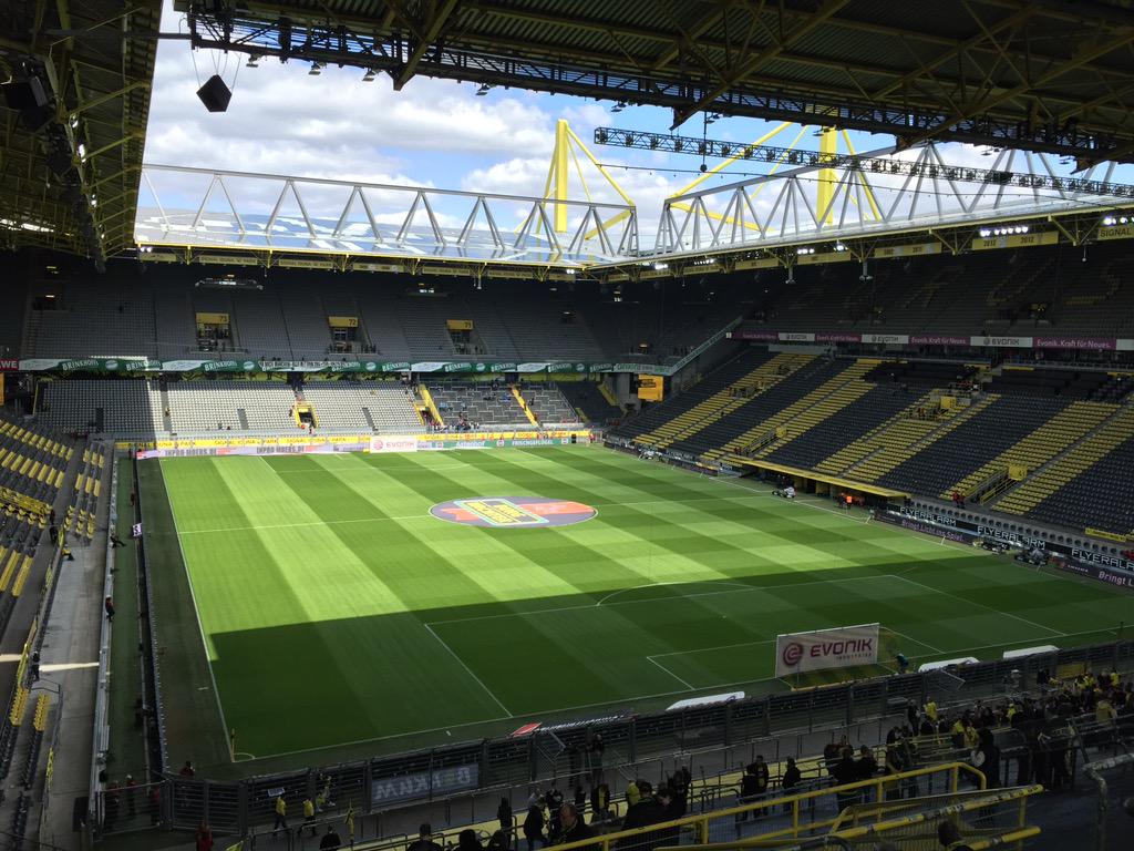 tfandrer's tweet photo. Ein Traum wird Realität! #Südtribüne #Block81 #NurDerBVB #BVBSCP http://t.co/QPb79BTCgK