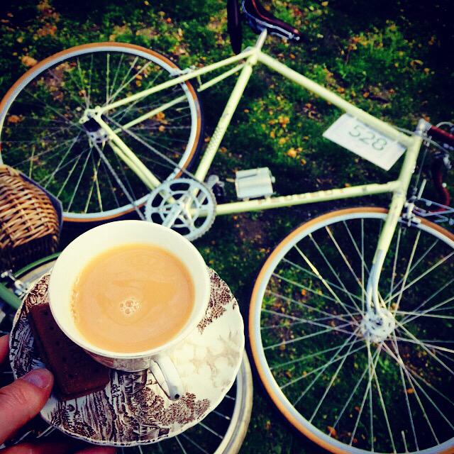 exapparatu's tweet photo. Tea break! #tweedrun #vintagebikes http://t.co/YsqkCxNHNg