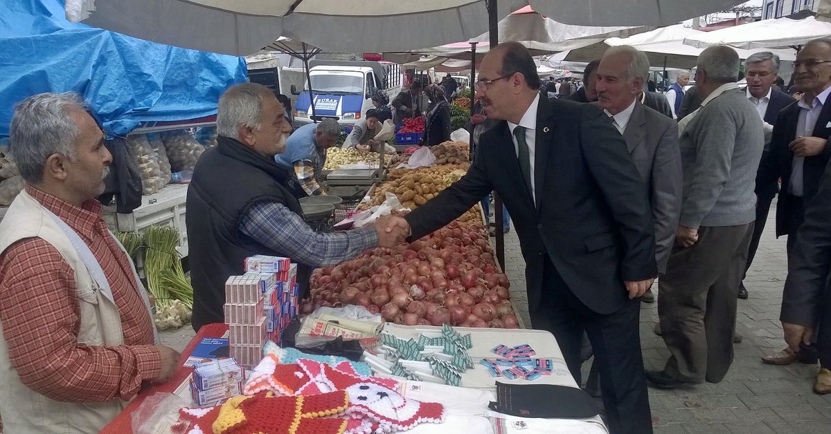 Bereket duasıyla tezgahını açan pazar esnafımızın duasına ortak olup, hepsine bol ve bereketli satışlar diledik.