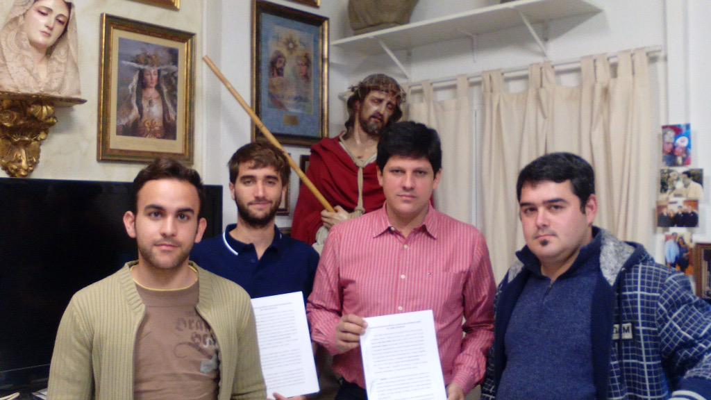 amoryhumildad1's tweet photo. Firmado la realización de nuestro titular  el Stmo Cristo del Amor y Humildad con el escultor  @fernandojaguado http://t.co/y7ZjDeAzbb
