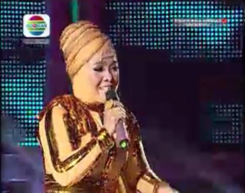 Indosiar's tweet photo. Acuh tak Acuh di bawakan Yunita Ababil malam ini di lagu pertama-nya #DAcademy2 http://t.co/ZfHrMCPmvk