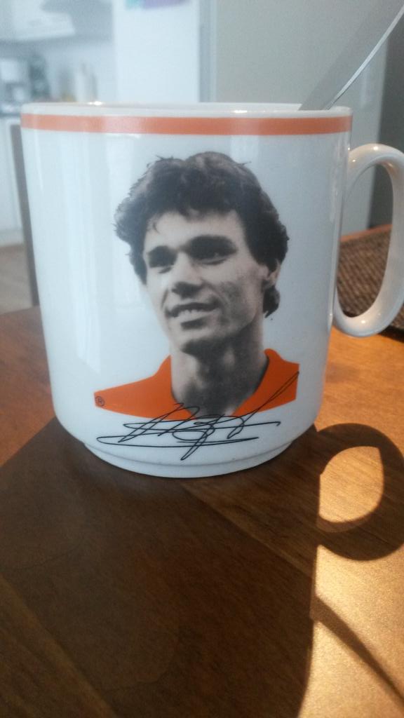 matikkamatskut's tweet photo. Mun Van Basten -muki vuodelta -88 edelleen freesinä! #em88 http://t.co/bqmQulwEdd